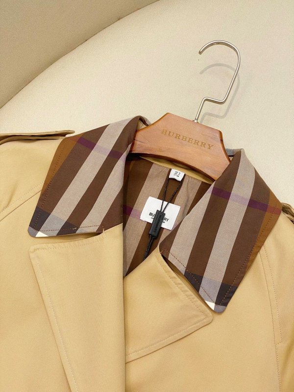 Длинный женский тренч с клетчатым воротником фото 4