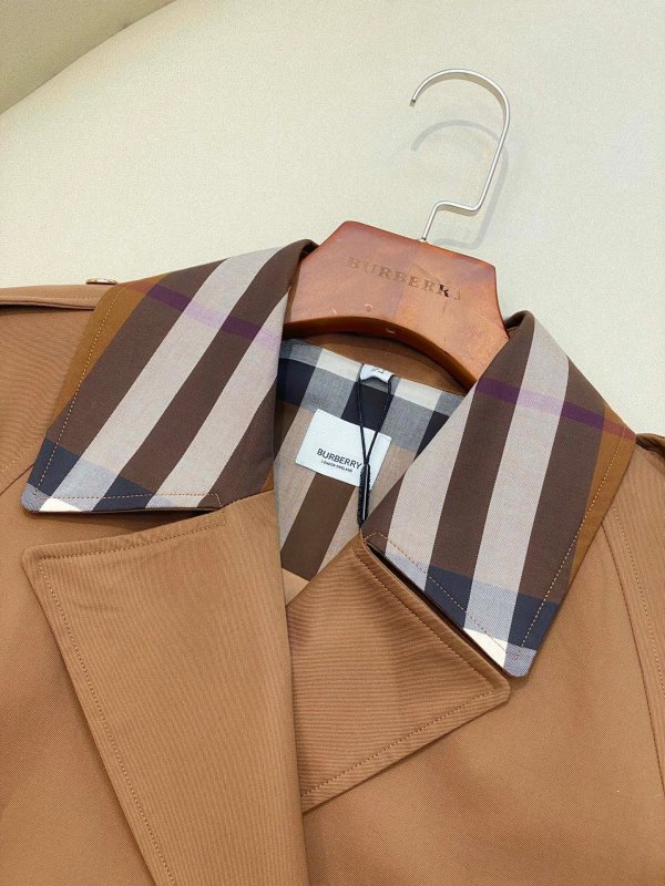 Длинный женский тренч с клетчатым воротником фото 4