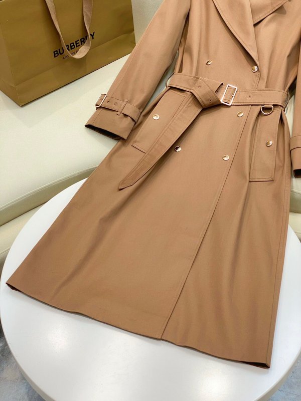 Длинный женский тренч с клетчатым воротником фото 6