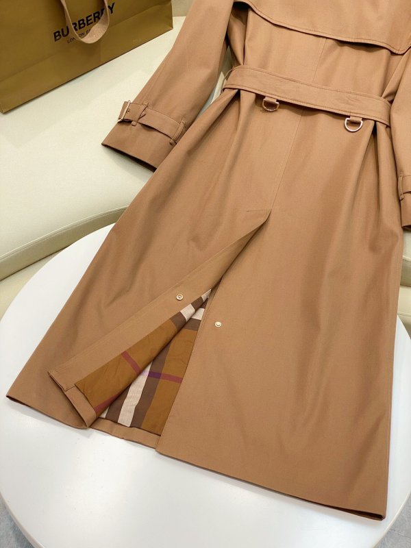 Длинный женский тренч с клетчатым воротником фото 7