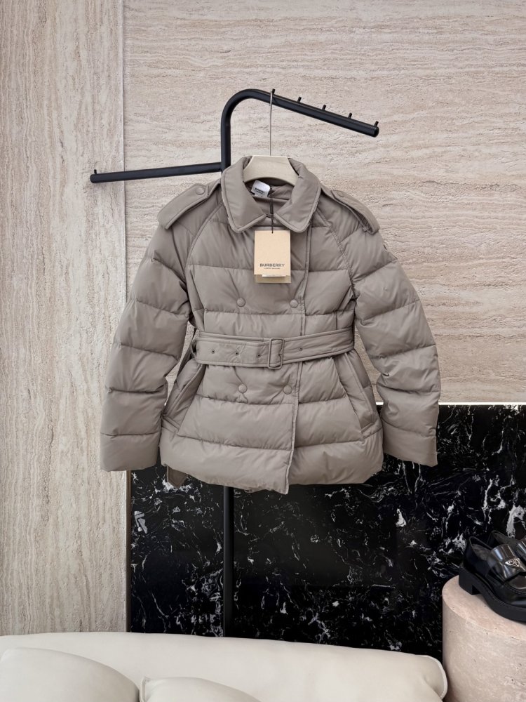 Двубордный короткий пуховик женский