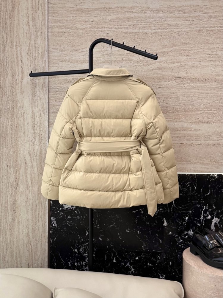 Двубордный короткий пуховик женский фото 2