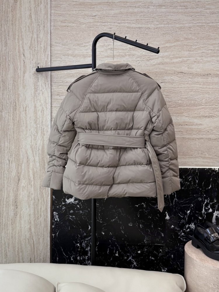 Двубордный короткий пуховик женский фото 2