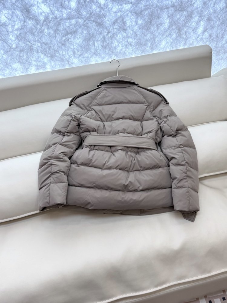 Двубордный короткий пуховик женский фото 4