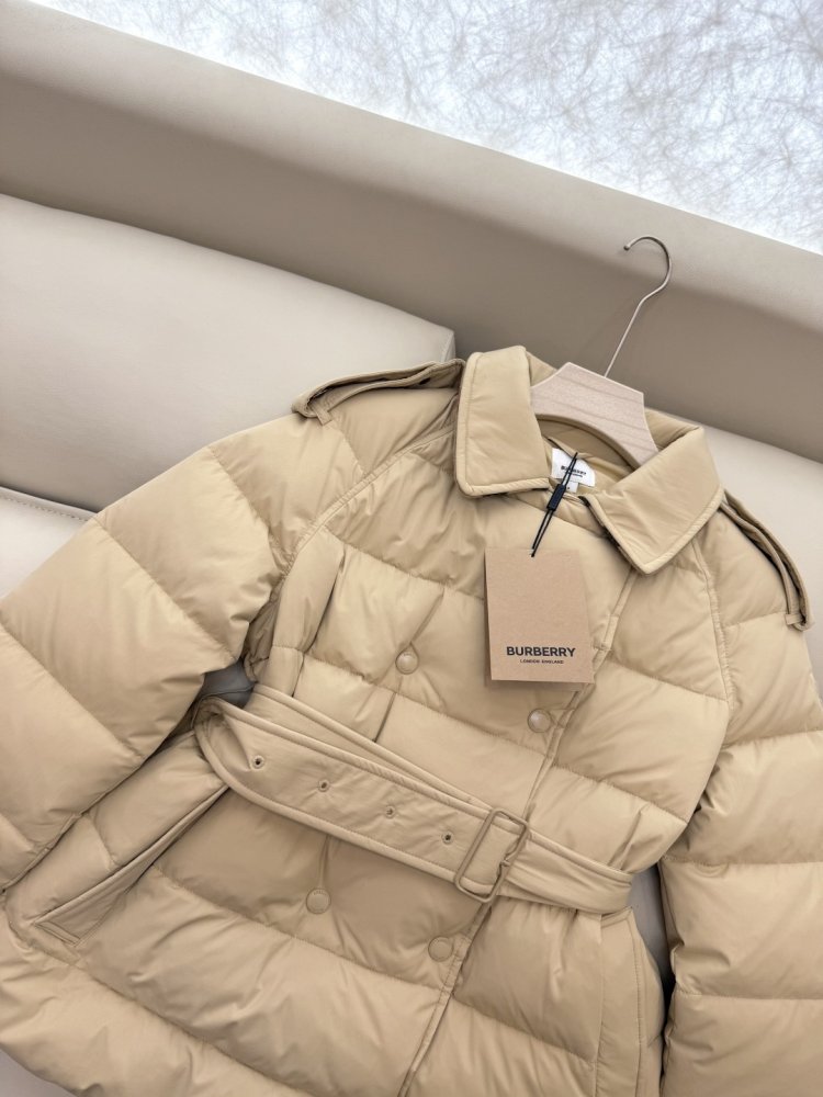 Двубордный короткий пуховик женский фото 5