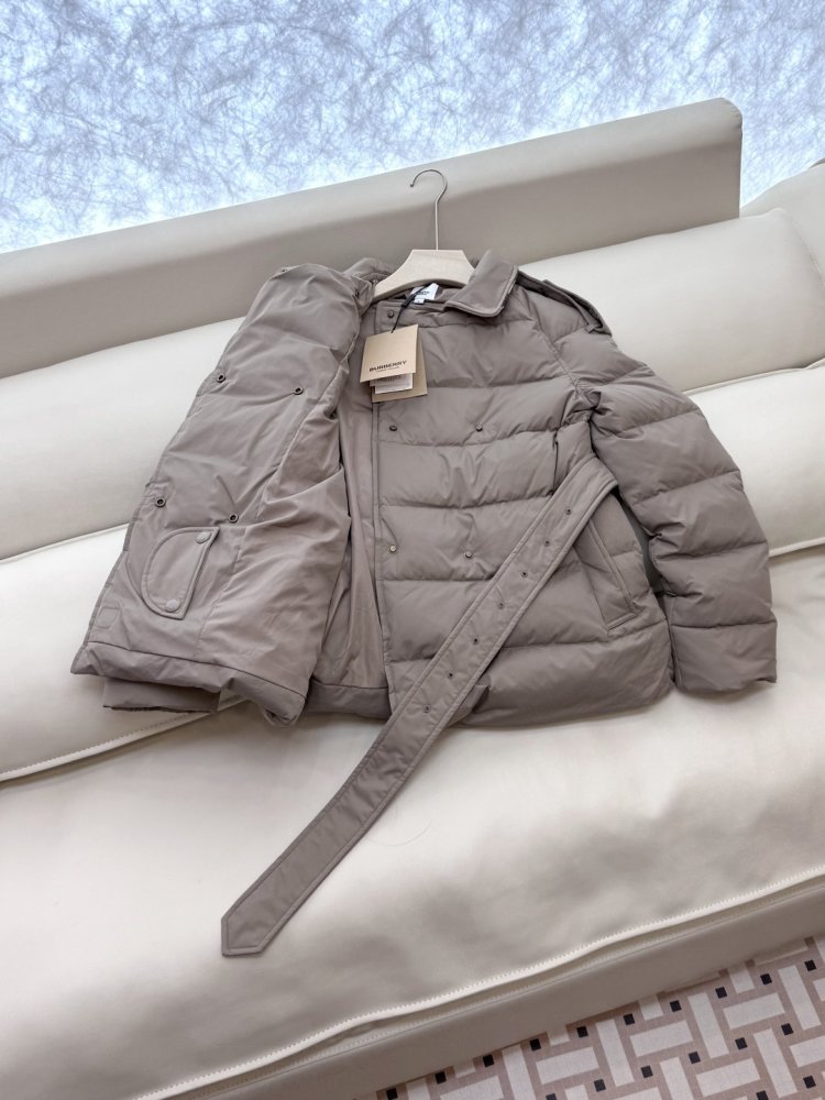 Двубордный короткий пуховик женский фото 5