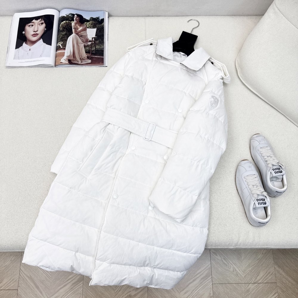 Двубортный длинный пуховик женский