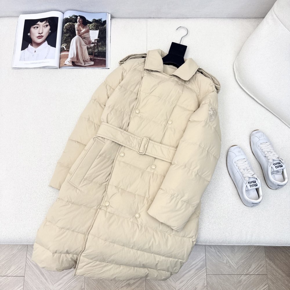 Двубортный длинный пуховик женский