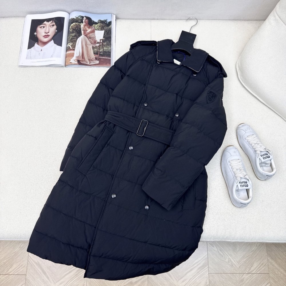 Двубортный длинный пуховик женский