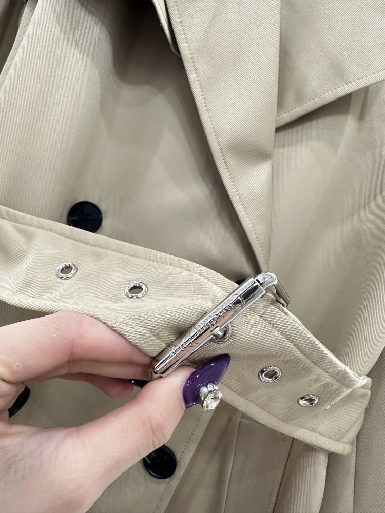 Двубортный длинный тренчкот с отворотами фото 6