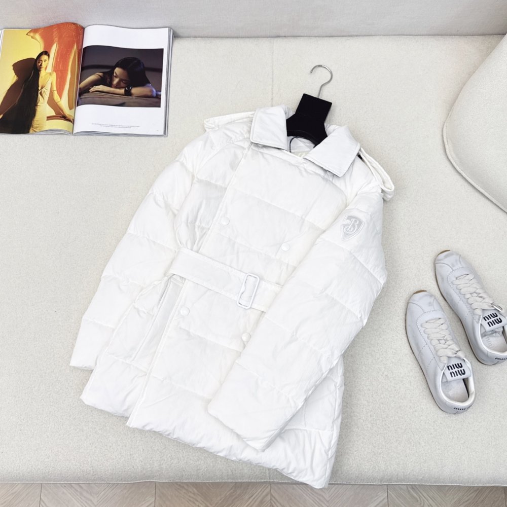 Двубортный короткий пуховик женский