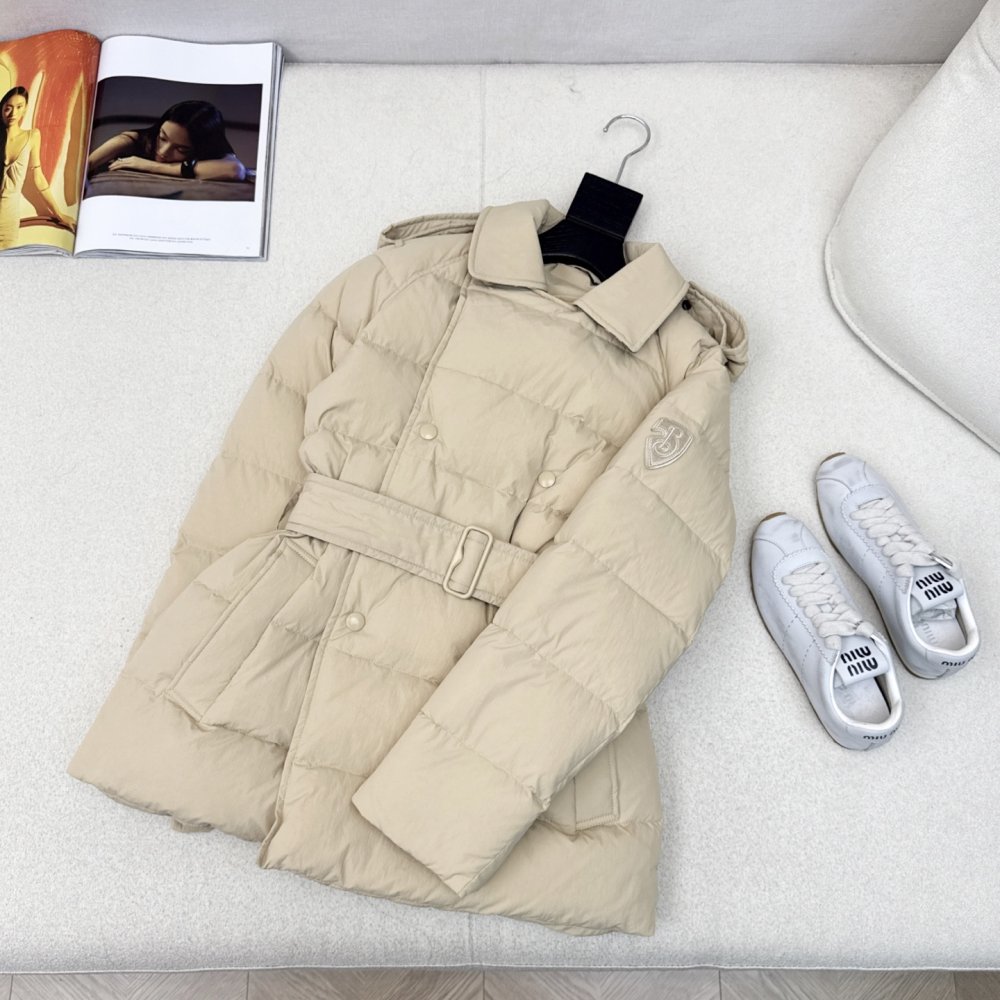 Двубортный короткий пуховик женский