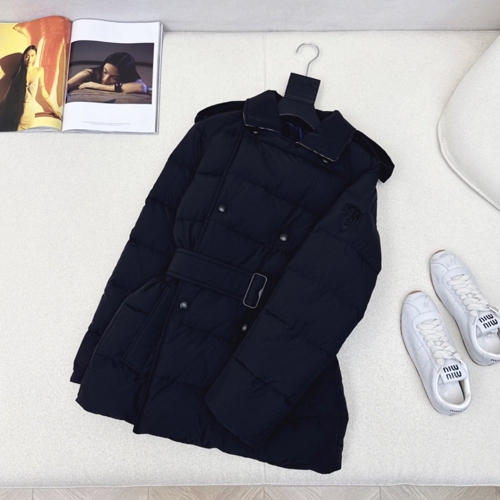 Двубортный короткий пуховик женский