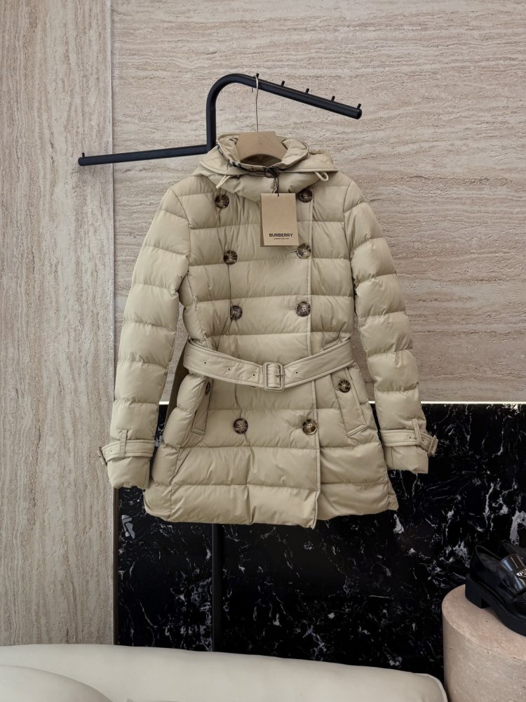 Двобортний приталений пуховик