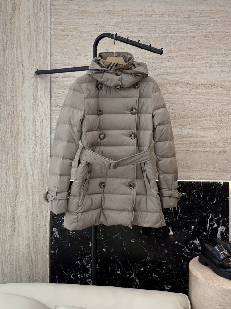 Двобортний приталений пуховик