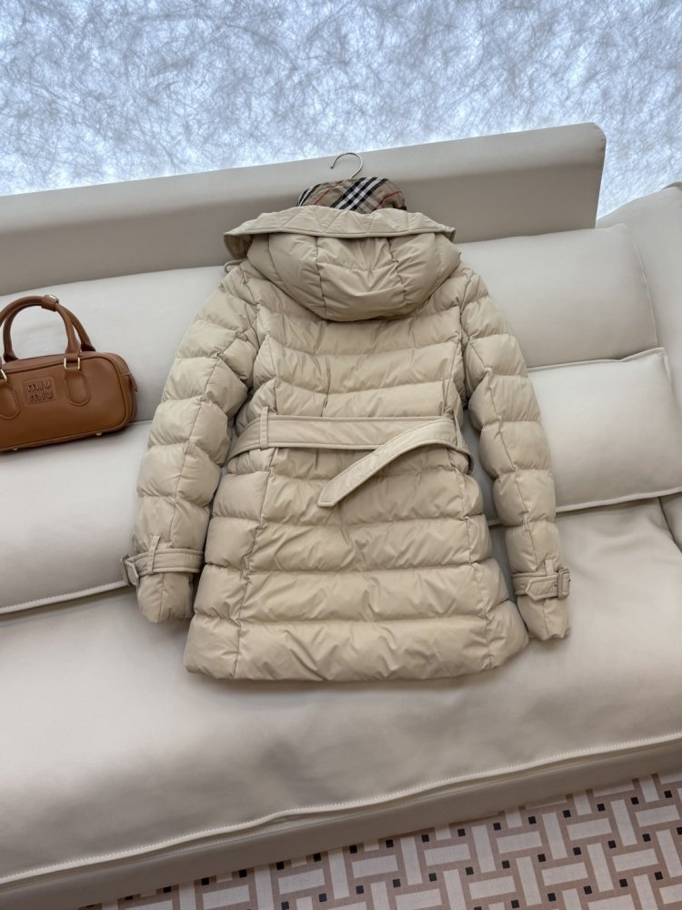 Двобортний приталений пуховик фото 4