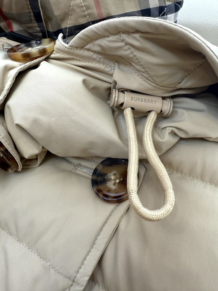 Двобортний приталений пуховик фото 7