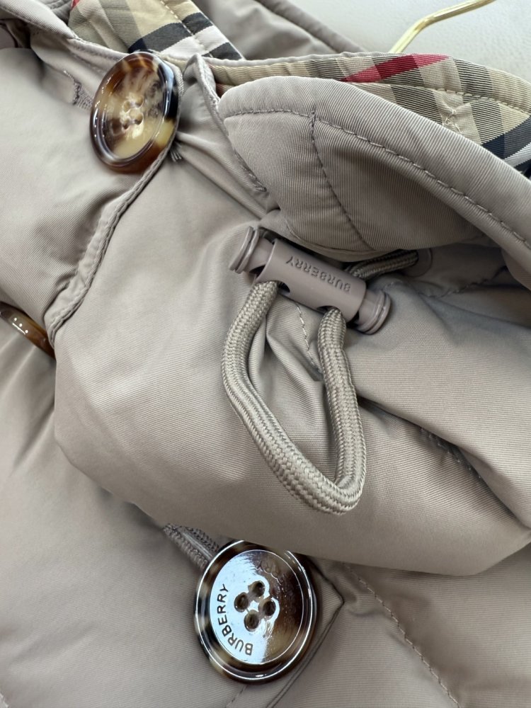 Двобортний приталений пуховик фото 7