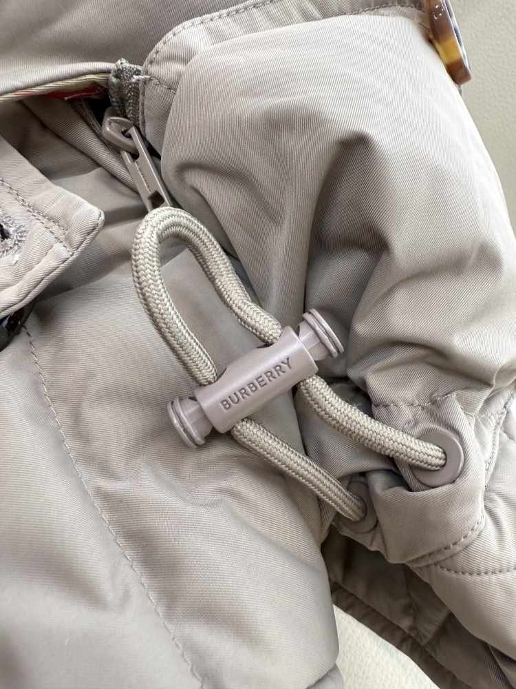 Двубортный приталенный пуховик фото 8