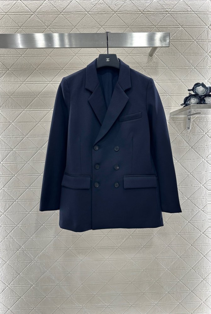 Двубортный шелковый пиджак с прямыми плечами