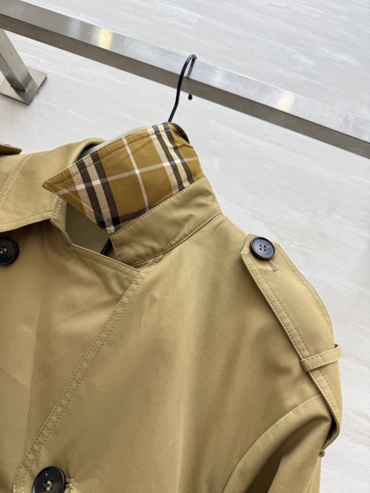 Double-breasted trench coat фото 3