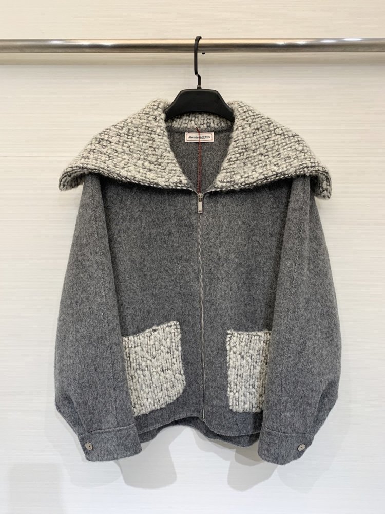 Two-way wool coat from big fur collar