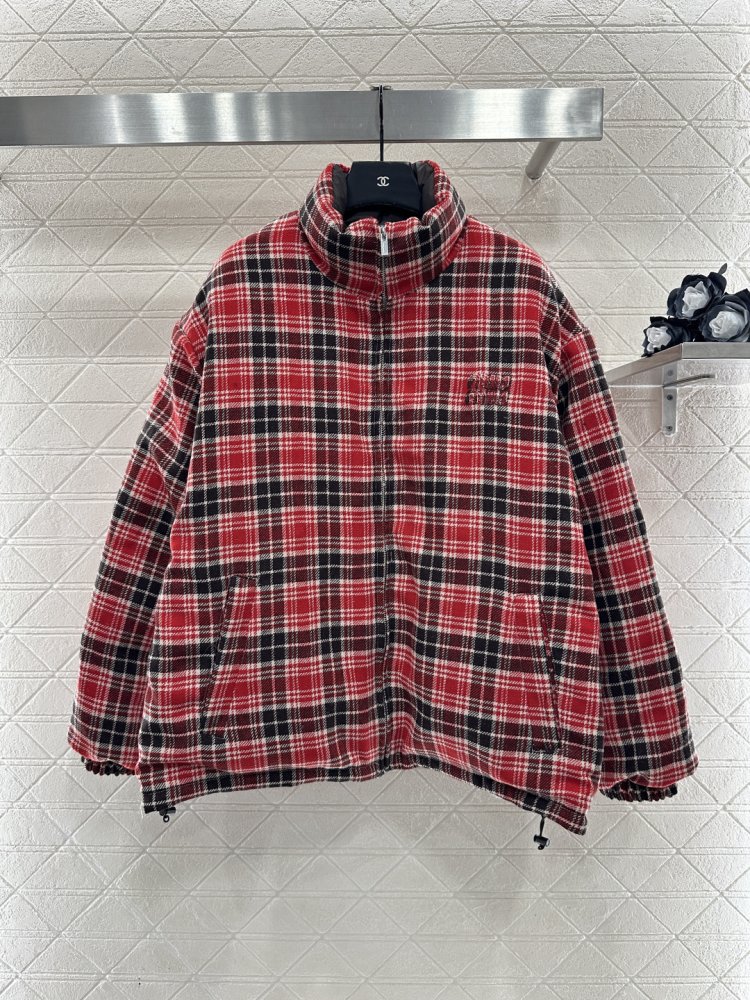 Двусторонняя клетчатая пуховая куртка фото 4