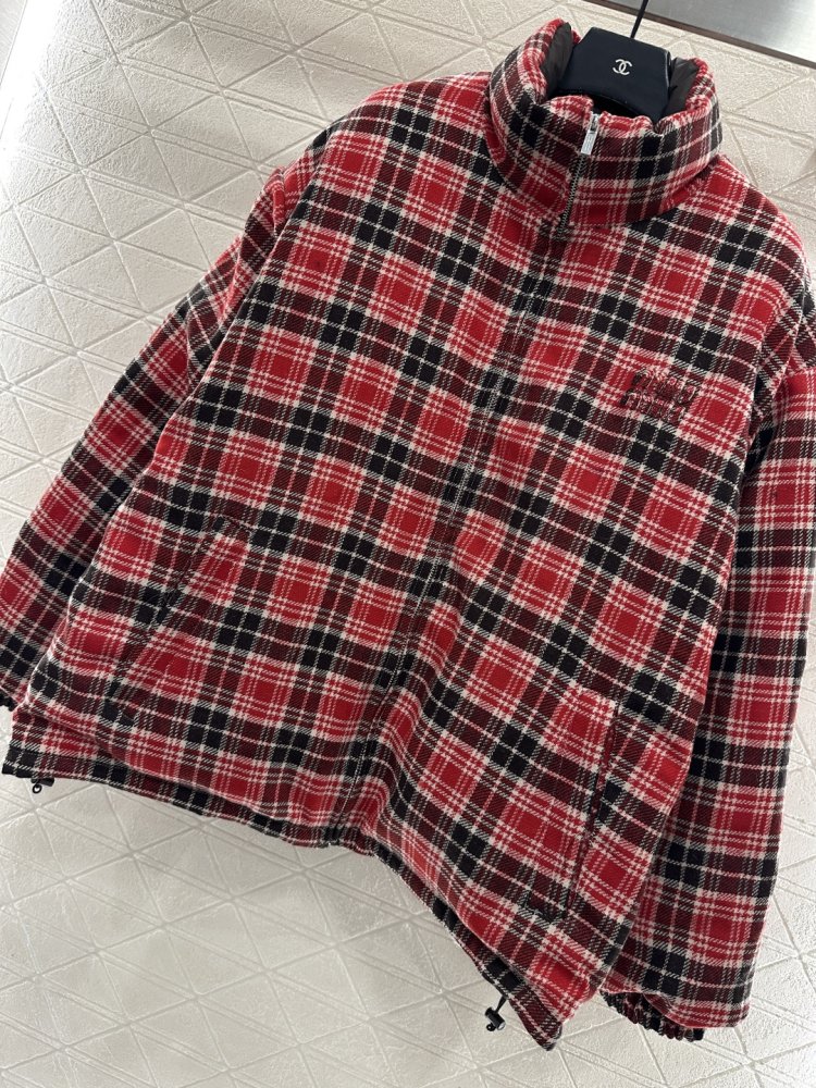 Двусторонняя клетчатая пуховая куртка фото 4