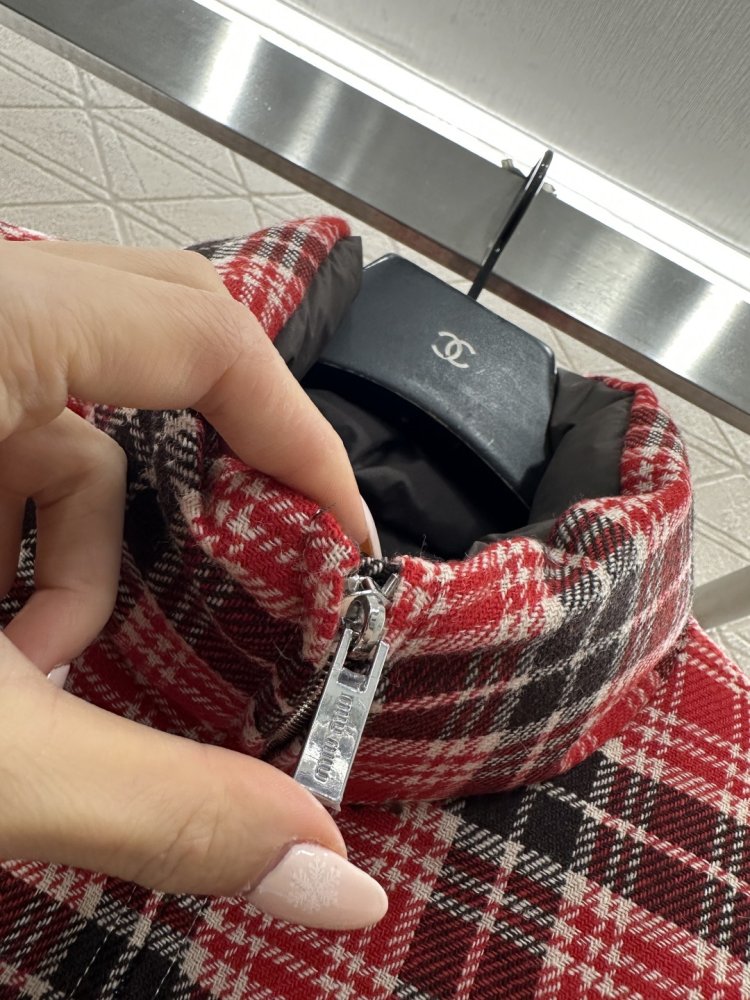 Двусторонняя клетчатая пуховая куртка фото 5