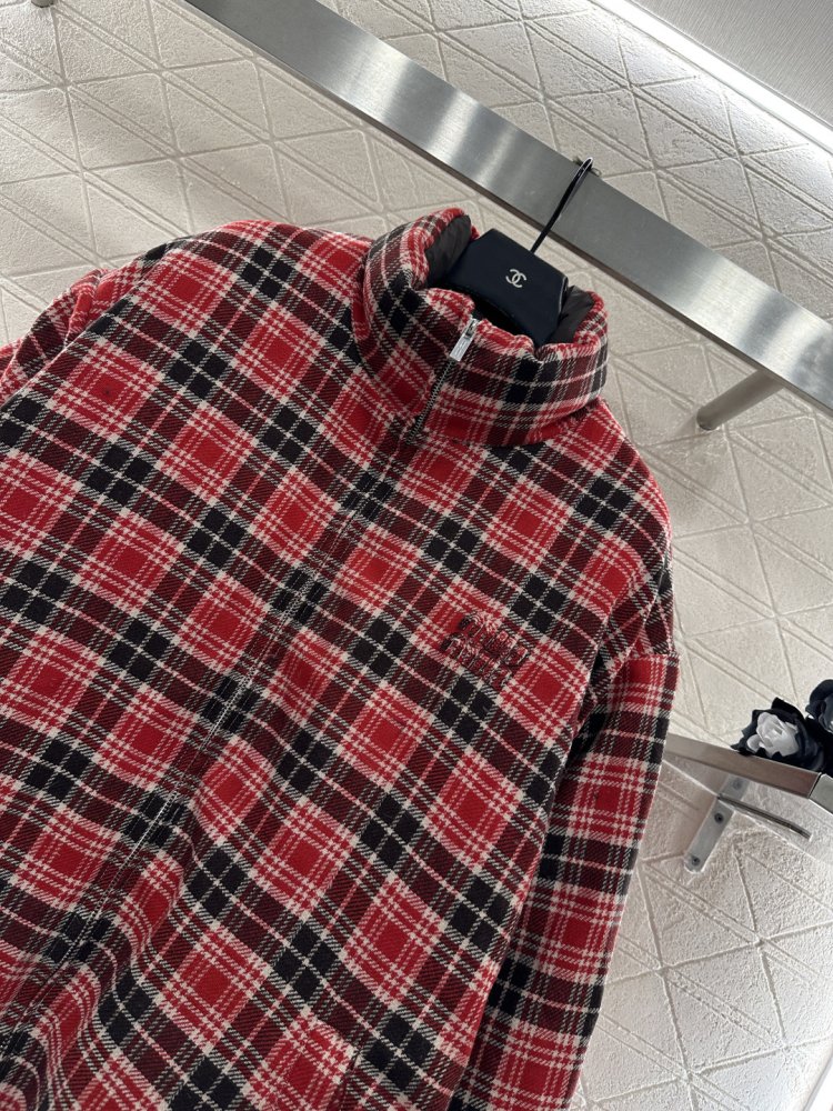 Двусторонняя клетчатая пуховая куртка фото 6