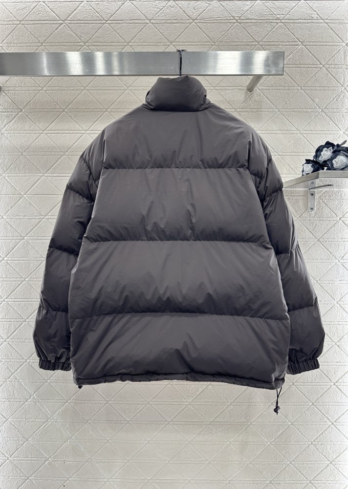 Двусторонняя клетчатая пуховая куртка фото 8