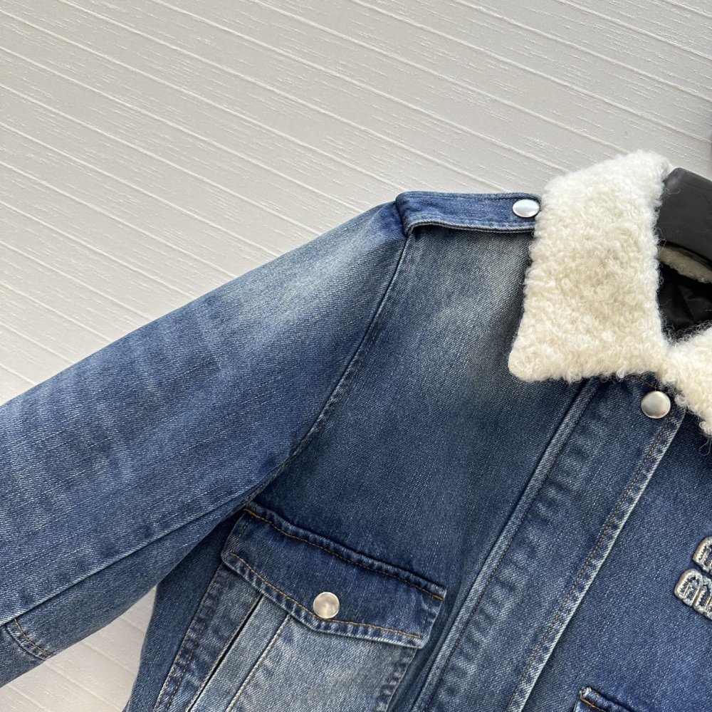 Джинсовая куртка с меховым воротником фото 3