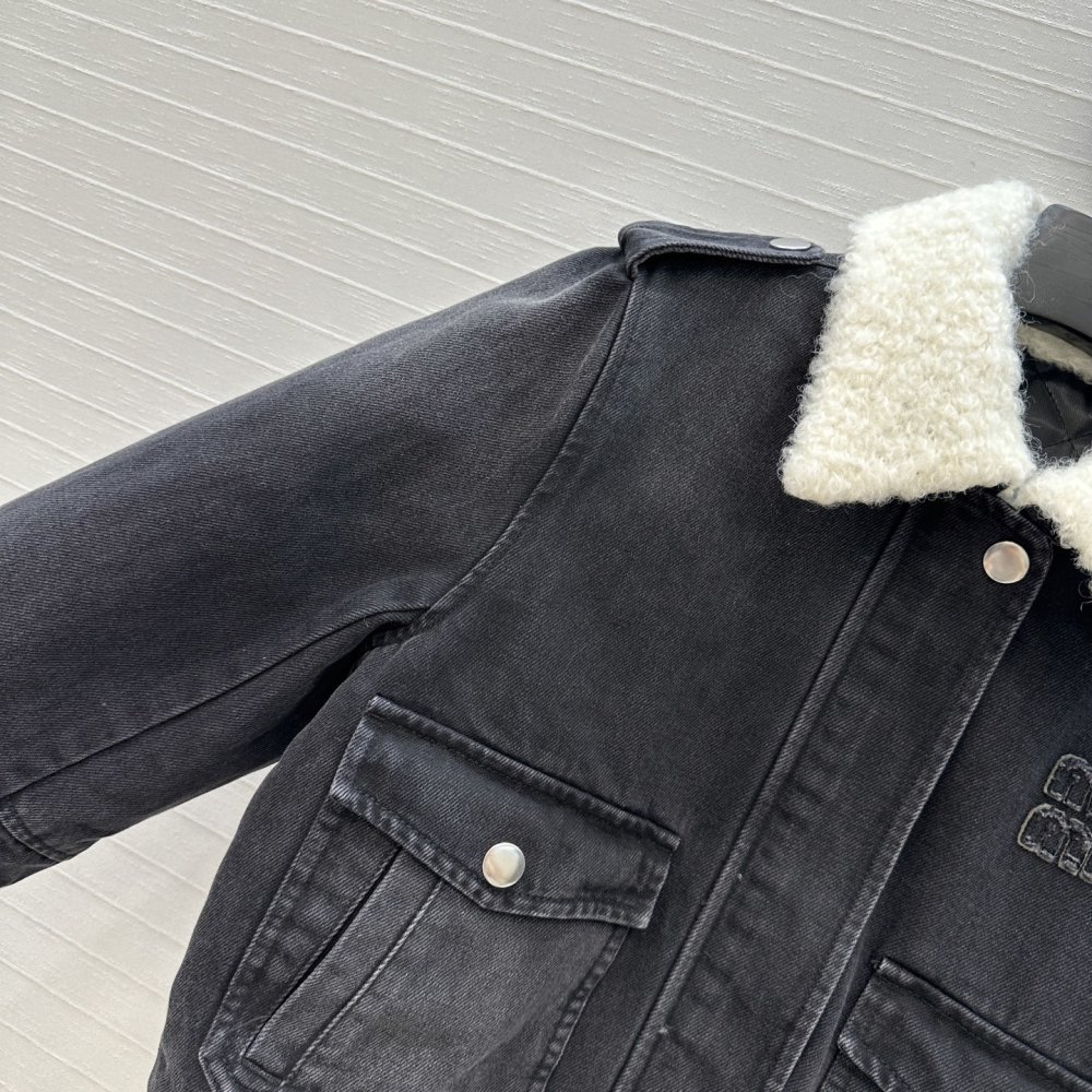 Джинсовая куртка с меховым воротником фото 3