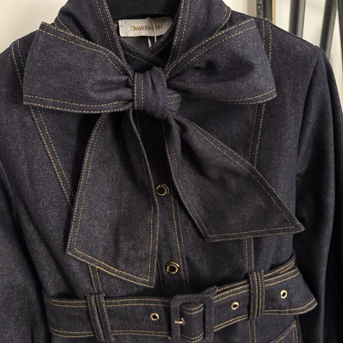 Джинсовое платье с бантом на вороте фото 8