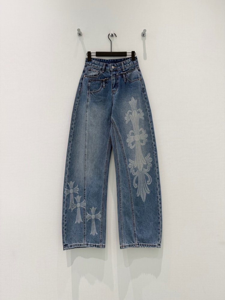 Джинсы с бахромой и многослойным принтом