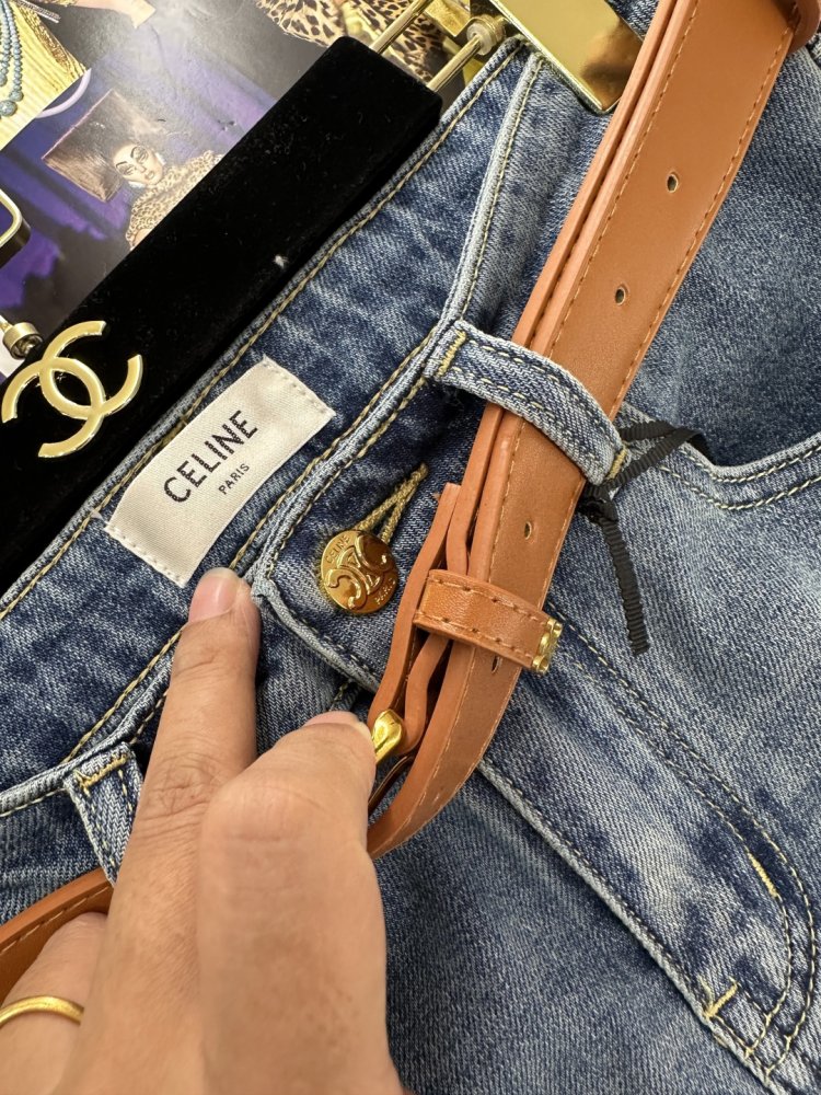 Джинсы женские с поясом и расклешенными штанинами фото 6