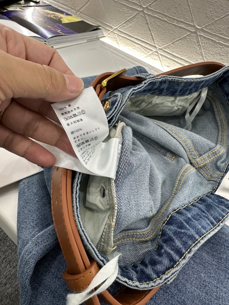 Джинсы женские с поясом и расклешенными штанинами фото 9