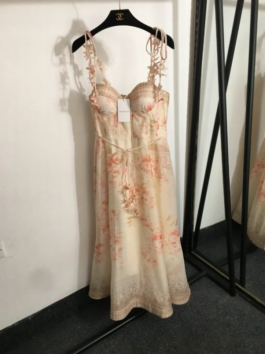 Елегантне Плаття, Сукня з квітковим принтом