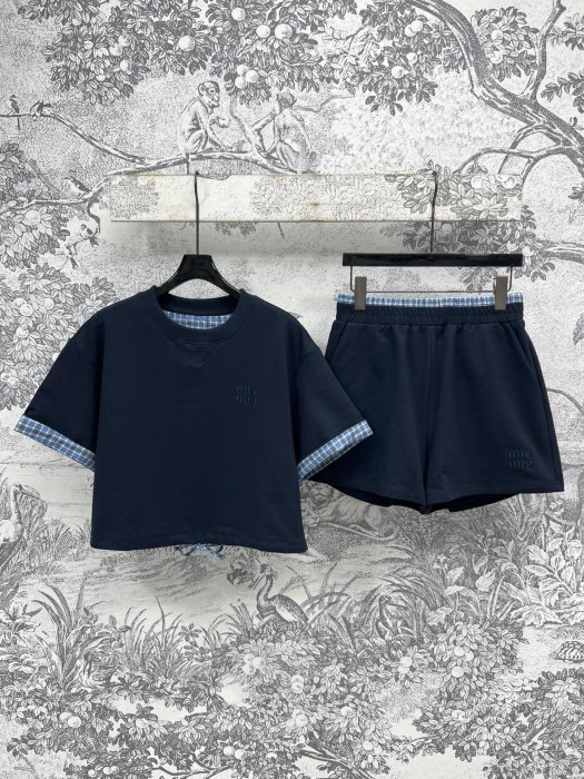 Костюм женский