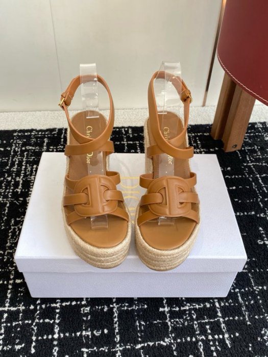 Sandals on platform