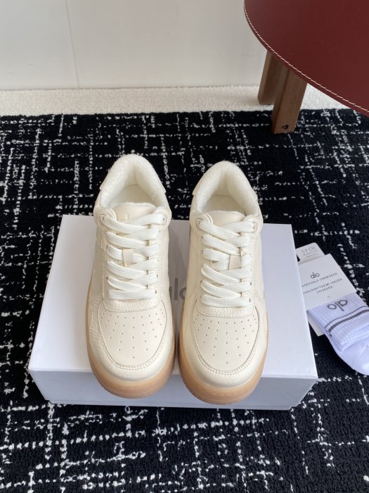 Кроссовки женские