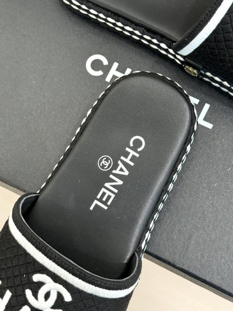 Шльопанці жіночі фото 8