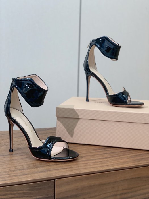 Босоножки фото 3