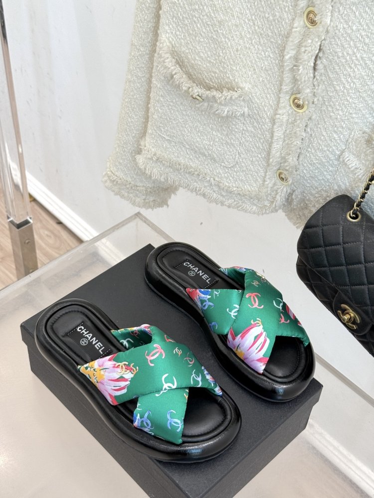 Шлепанцы женские фото 3