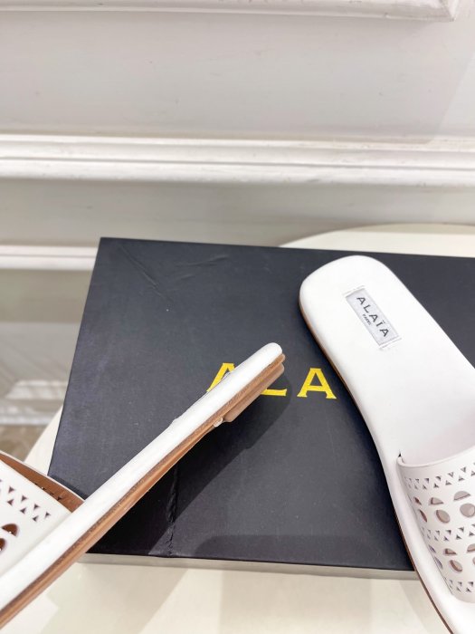 Шлепанцы женские фото 7