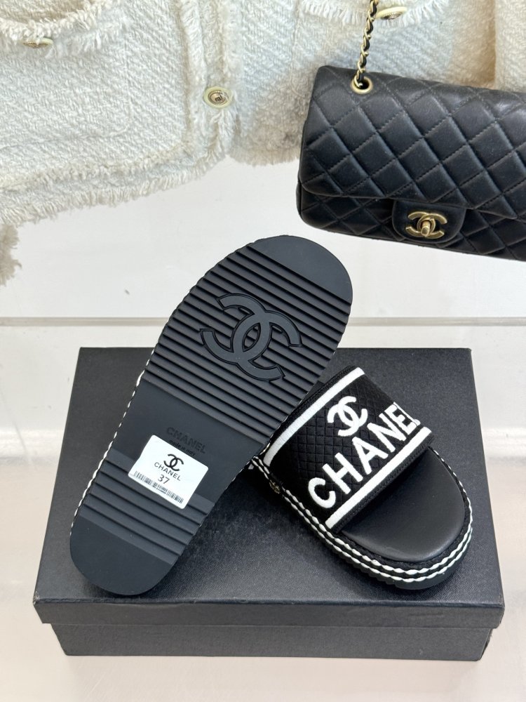 Шльопанці жіночі фото 9