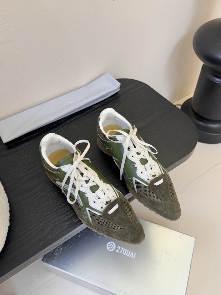 Кросівки жіночі