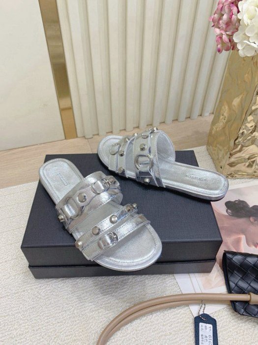 Шлепанцы женские фото 6