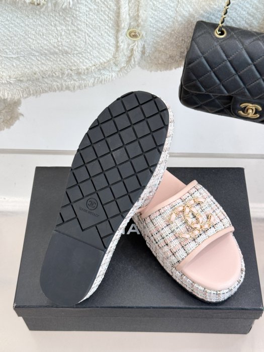 Шлепанцы женские фото 9