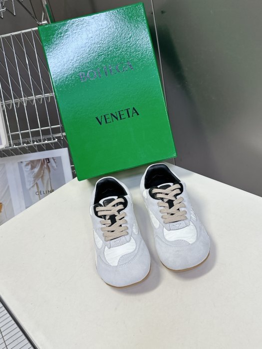 Кросівки жіночі